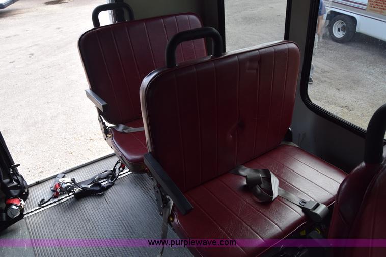 image for item E6432 2003 Ford Econoline E450 bus