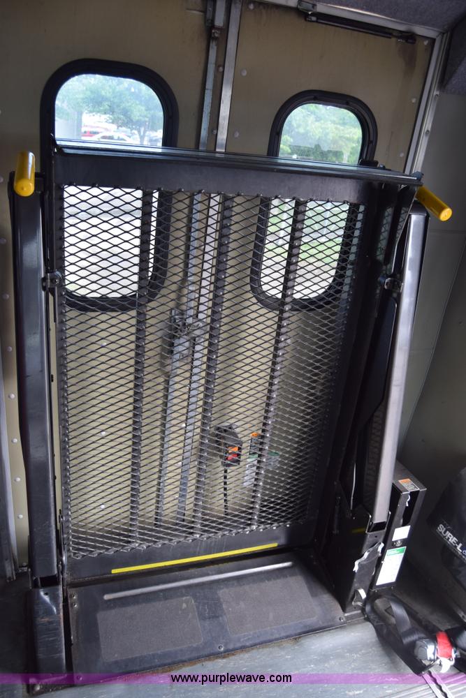 image for item E6432 2003 Ford Econoline E450 bus