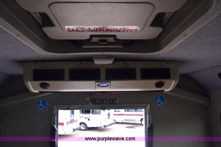 image for item E6432 2003 Ford Econoline E450 bus