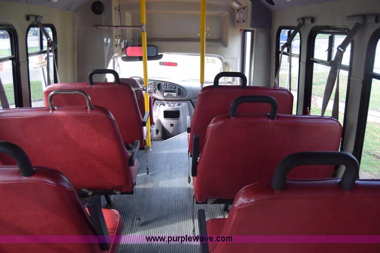 image for item E6432 2003 Ford Econoline E450 bus