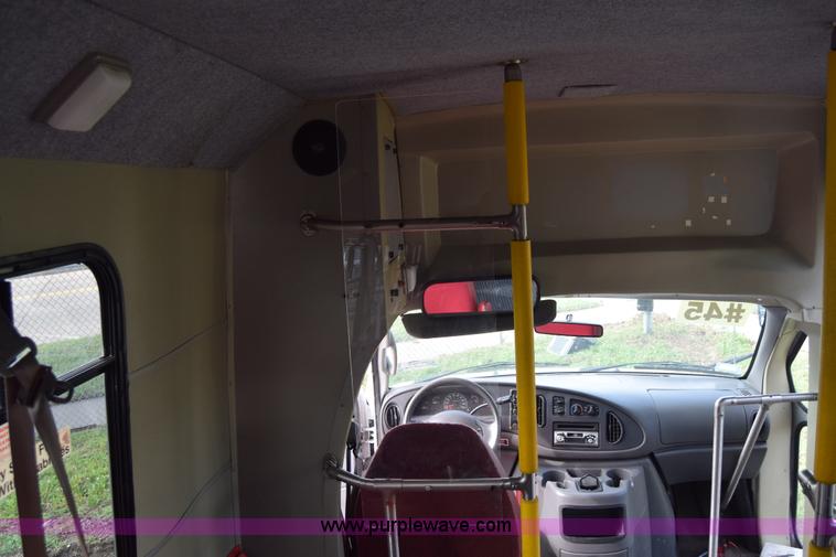 image for item E6432 2003 Ford Econoline E450 bus