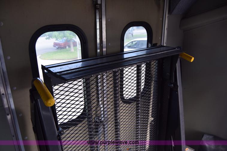 image for item E6432 2003 Ford Econoline E450 bus