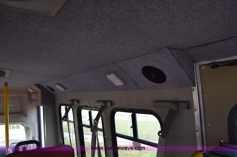 image for item E6432 2003 Ford Econoline E450 bus