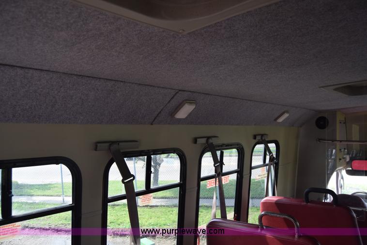 image for item E6432 2003 Ford Econoline E450 bus