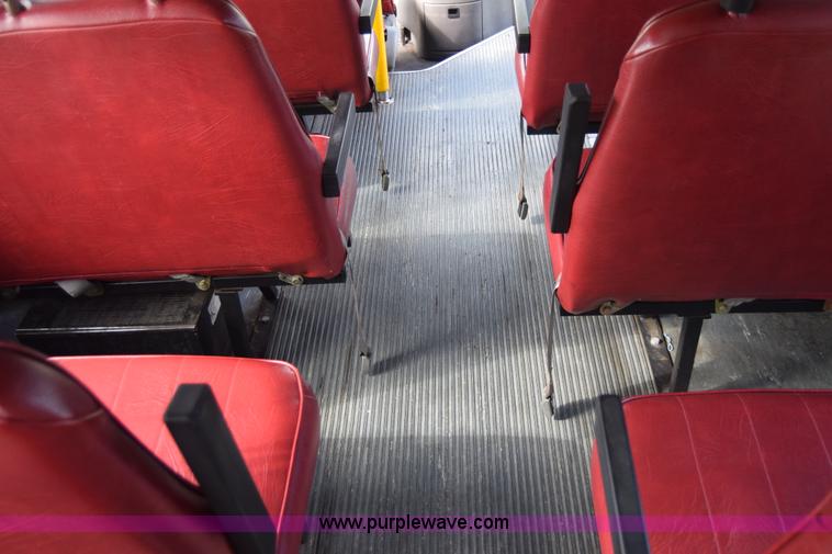 image for item E6432 2003 Ford Econoline E450 bus