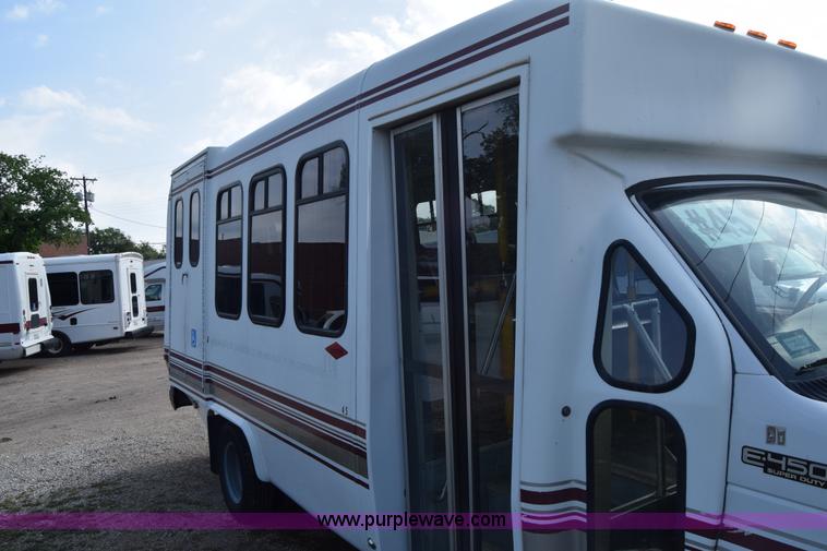image for item E6432 2003 Ford Econoline E450 bus