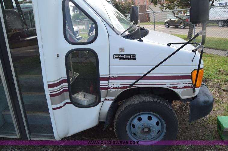 image for item E6432 2003 Ford Econoline E450 bus