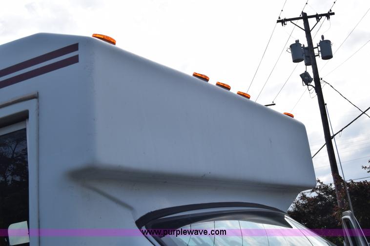 image for item E6432 2003 Ford Econoline E450 bus