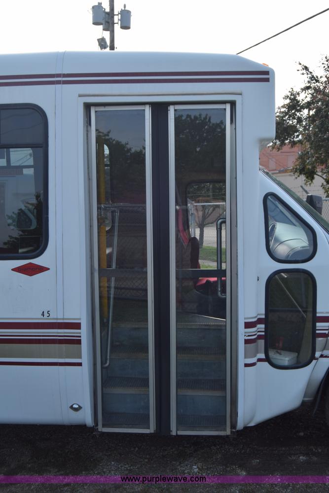 image for item E6432 2003 Ford Econoline E450 bus