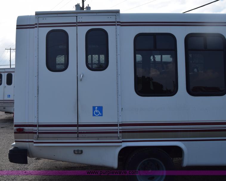 image for item E6432 2003 Ford Econoline E450 bus