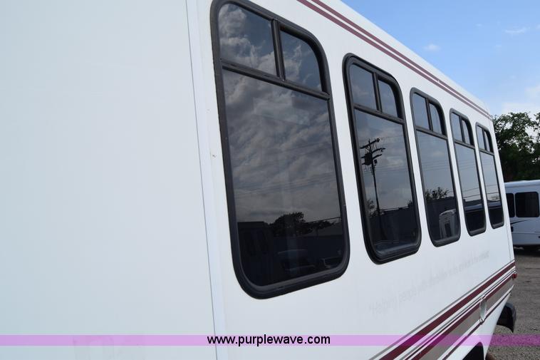 image for item E6432 2003 Ford Econoline E450 bus