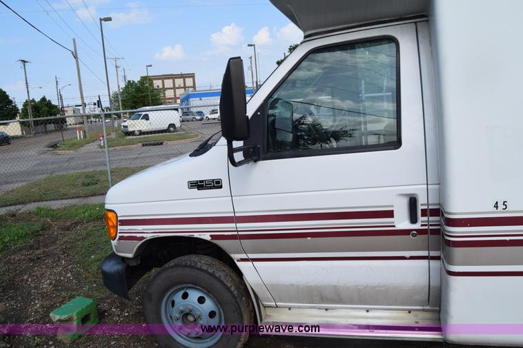 image for item E6432 2003 Ford Econoline E450 bus