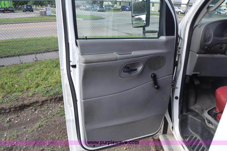 image for item E6432 2003 Ford Econoline E450 bus