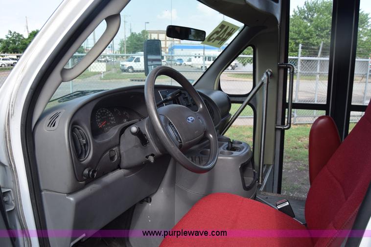 image for item E6432 2003 Ford Econoline E450 bus