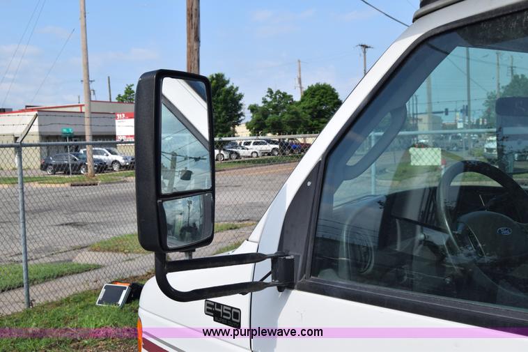 image for item E6432 2003 Ford Econoline E450 bus