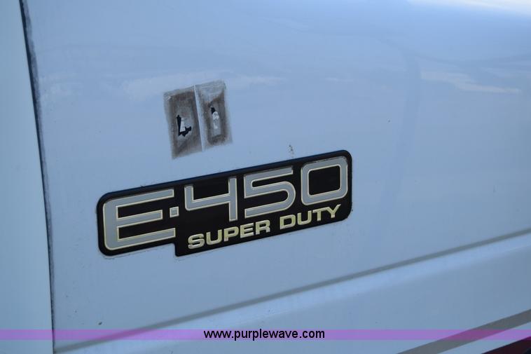 image for item E6432 2003 Ford Econoline E450 bus