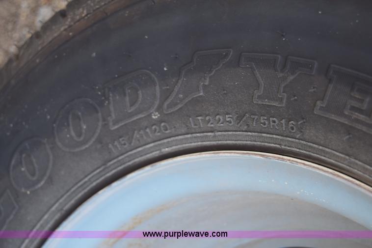 image for item E6432 2003 Ford Econoline E450 bus