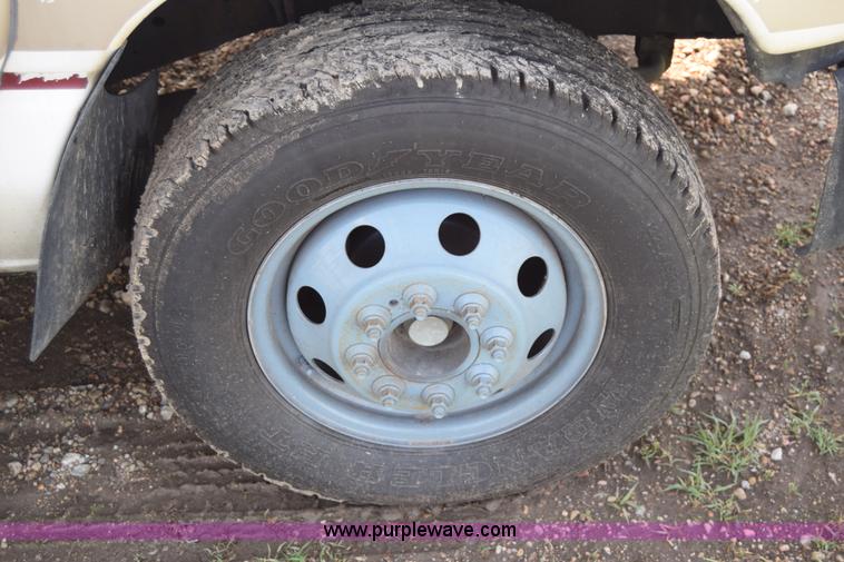 image for item E6432 2003 Ford Econoline E450 bus