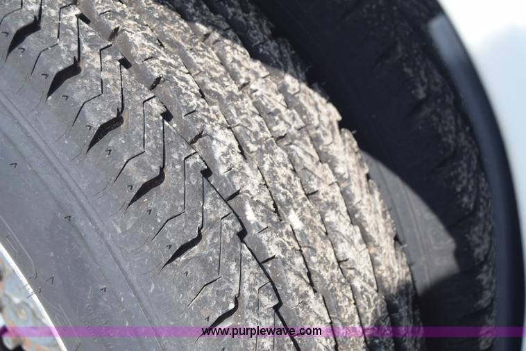 image for item E6432 2003 Ford Econoline E450 bus