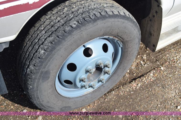 image for item E6432 2003 Ford Econoline E450 bus