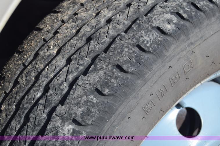 image for item E6432 2003 Ford Econoline E450 bus