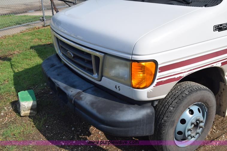 image for item E6432 2003 Ford Econoline E450 bus