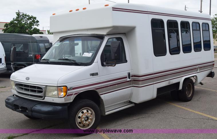 image for item E6433 2002 Ford Econoline E450 bus