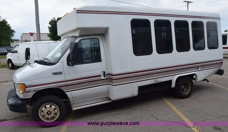 image for item E6433 2002 Ford Econoline E450 bus