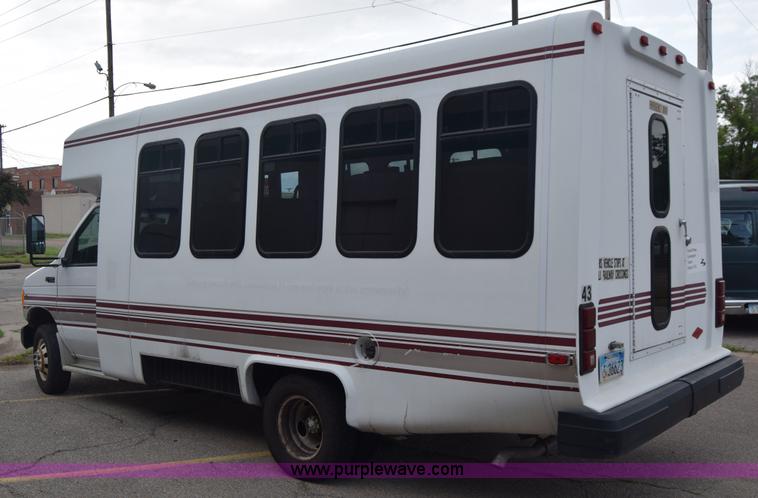 image for item E6433 2002 Ford Econoline E450 bus