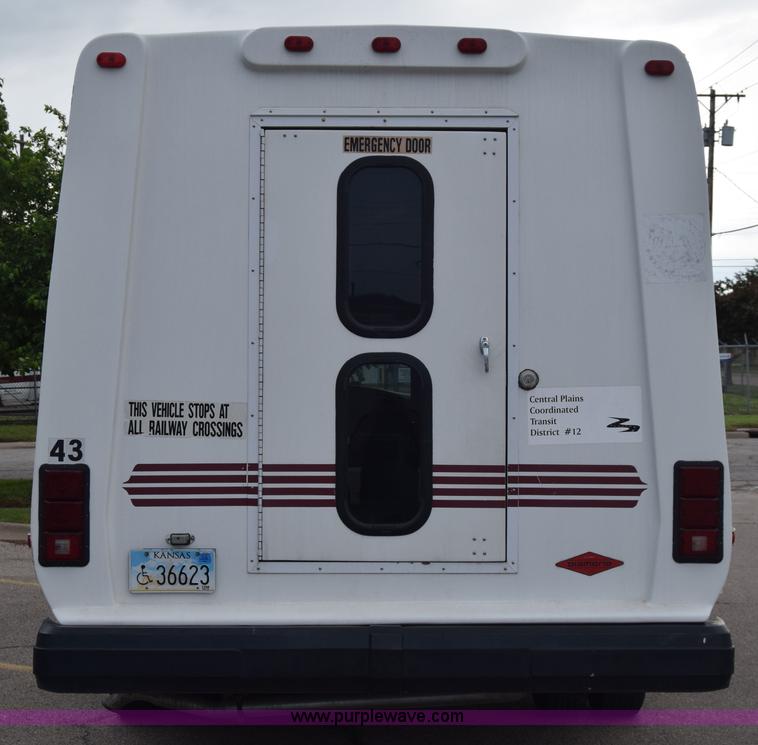 image for item E6433 2002 Ford Econoline E450 bus