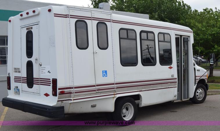 image for item E6433 2002 Ford Econoline E450 bus