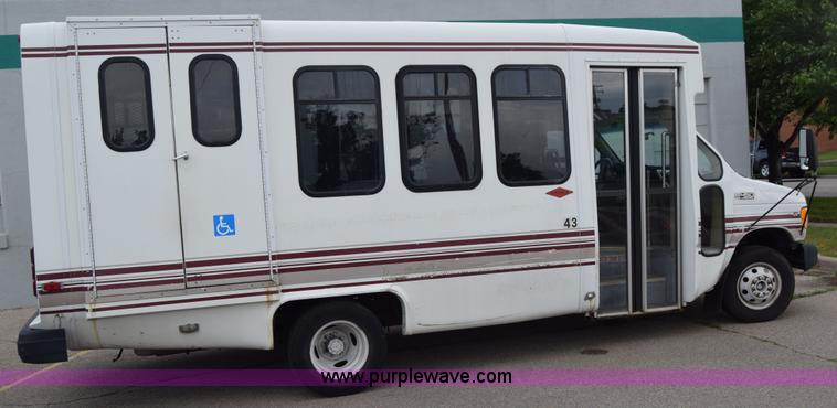 image for item E6433 2002 Ford Econoline E450 bus