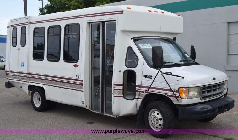 image for item E6433 2002 Ford Econoline E450 bus