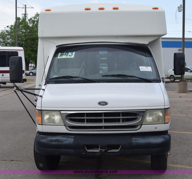 image for item E6433 2002 Ford Econoline E450 bus