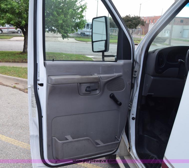 image for item E6433 2002 Ford Econoline E450 bus