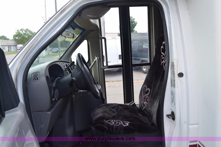 image for item E6433 2002 Ford Econoline E450 bus