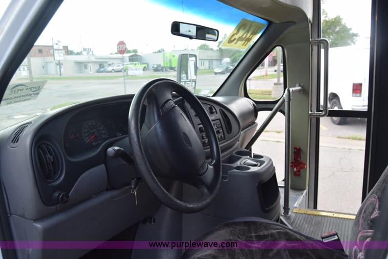 image for item E6433 2002 Ford Econoline E450 bus