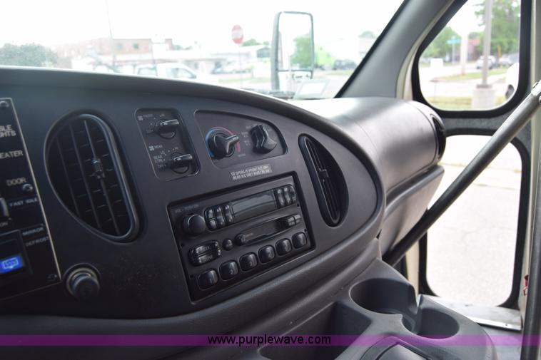 image for item E6433 2002 Ford Econoline E450 bus