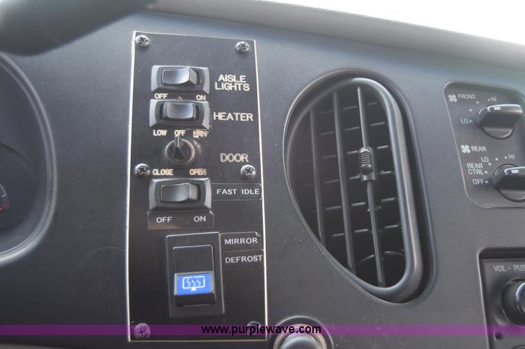 image for item E6433 2002 Ford Econoline E450 bus