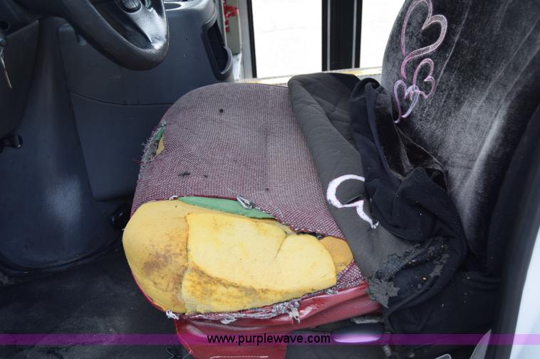 image for item E6433 2002 Ford Econoline E450 bus