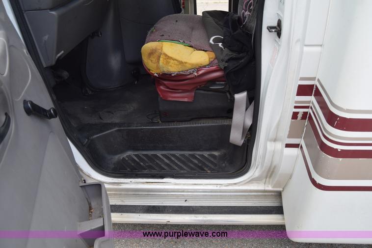 image for item E6433 2002 Ford Econoline E450 bus