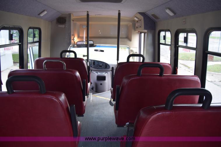 image for item E6433 2002 Ford Econoline E450 bus
