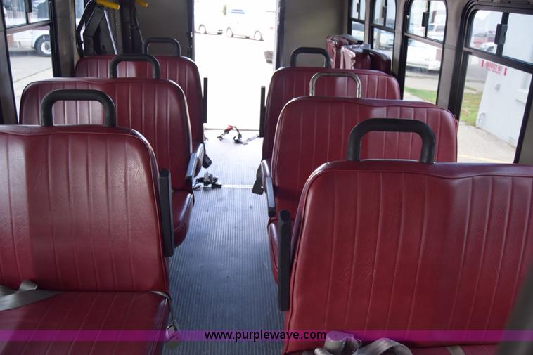 image for item E6433 2002 Ford Econoline E450 bus