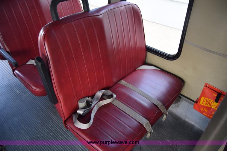 image for item E6433 2002 Ford Econoline E450 bus