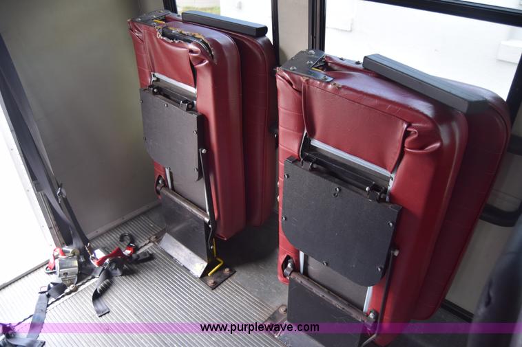 image for item E6433 2002 Ford Econoline E450 bus