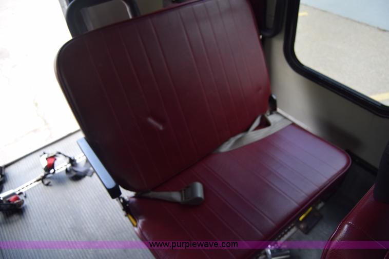 image for item E6433 2002 Ford Econoline E450 bus