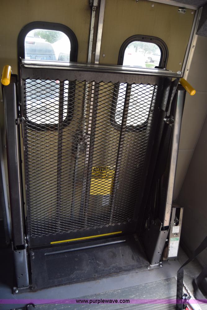 image for item E6433 2002 Ford Econoline E450 bus