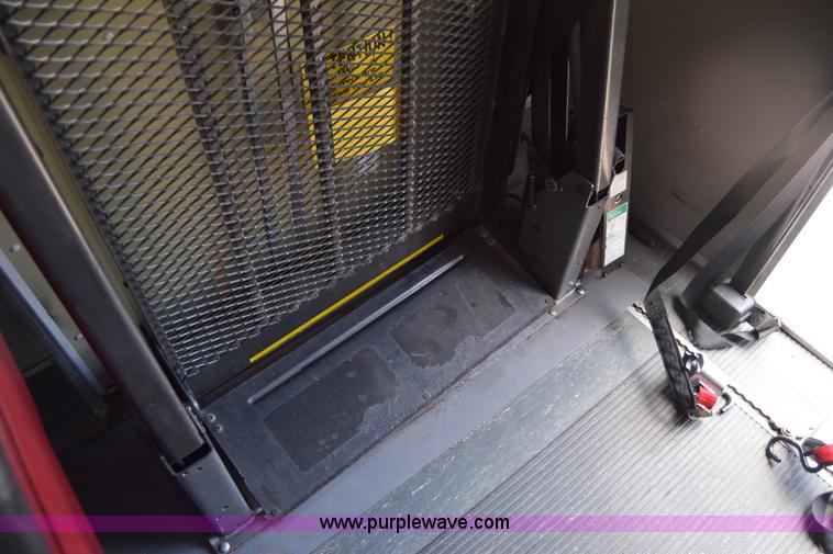 image for item E6433 2002 Ford Econoline E450 bus