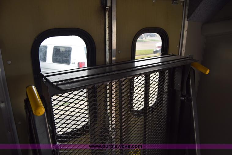 image for item E6433 2002 Ford Econoline E450 bus