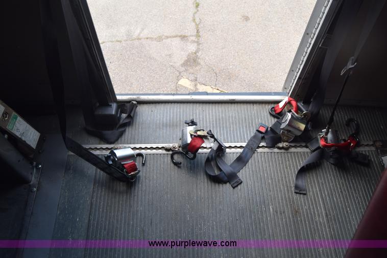 image for item E6433 2002 Ford Econoline E450 bus